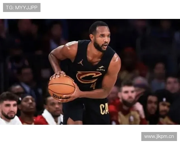 埃文·莫布里挡拆高效助骑士拉开内线防守差距