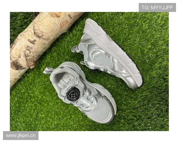 李月汝今天居然穿了百来块的淘宝鞋，跟她场上的霸气家完全不是一个人啊！